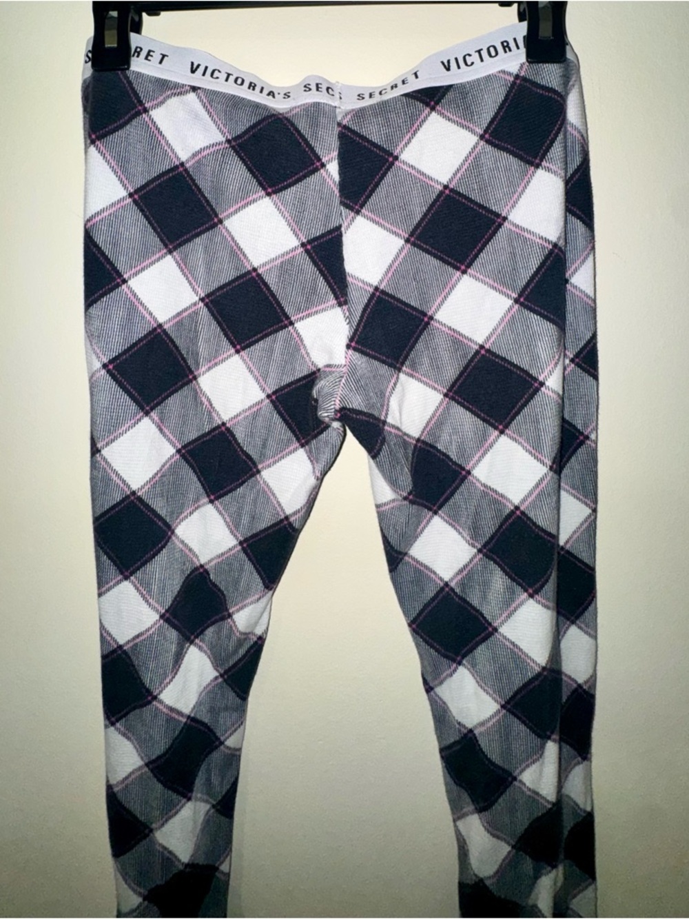Victoria's Secret Black/White Plaid Long-Sleeve Pajama Set - Picture 13 of 16